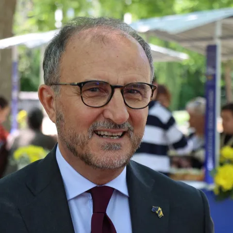 MOSTAR, 10. svibnja (FENA) вЂ" Veleposlanik Luigi Soreca, ЕЎef Delegacije Europske unije u Bosni i Hercegovini i specijalni predstavnik EU u BiH posjetio je u subotu Mustar okviru obiljeЕѕavanja Dana Europe 2025. godine i poslao poruku o vaЕѕnosti euroskoga puta BiH i njezinih graД'ana. (Foto FENA/Mario Obrdalj) 