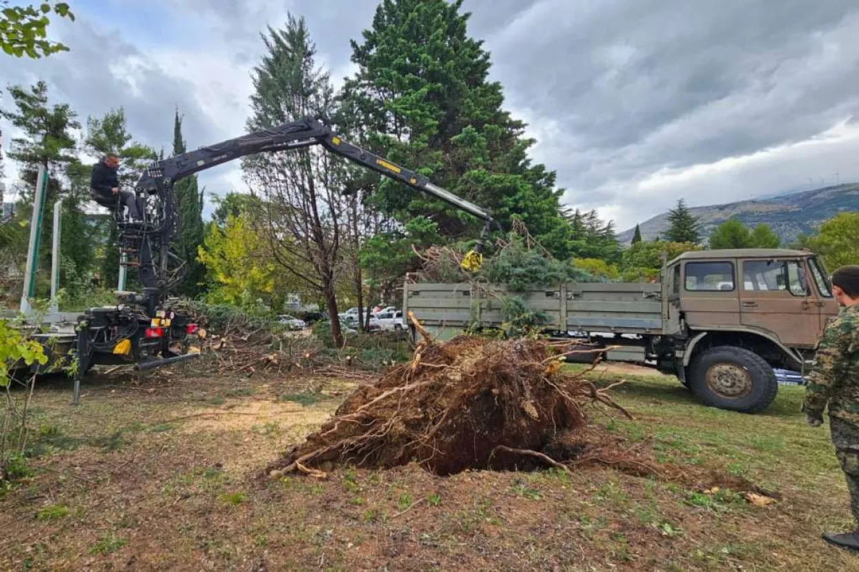 OSRH pomažu u čišćenju posljedica nevremena u Mostaru