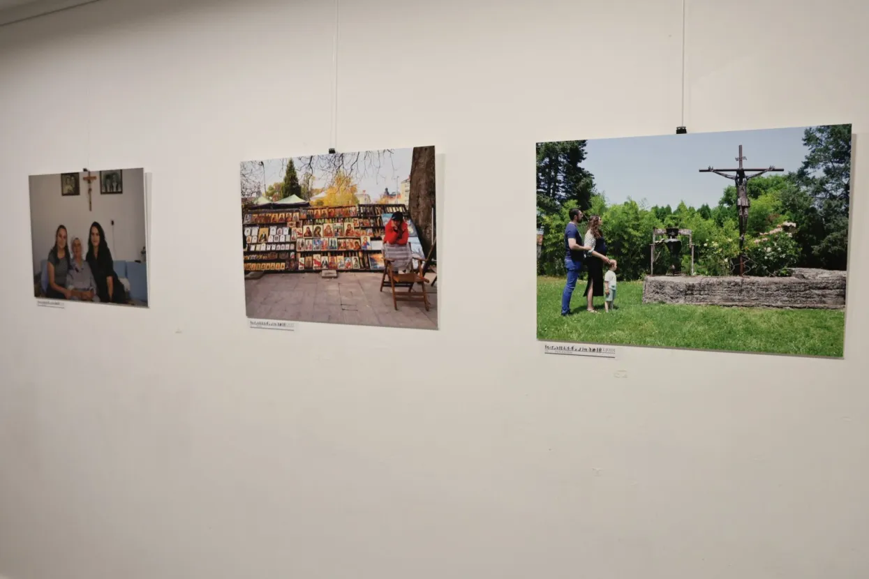 MOSTAR, 7. listopada (FENA) - U galeriji Kraljice Katarine Kosače otvorena je izložba fotografija Ilije Orkića pod nazivom ''Ljudi.'' Izložba donosi retrospektivu autorovih radova tijekom posljednih 30 godina, s prikazima iz svakodnevnog života. (Foto FENA/ES)