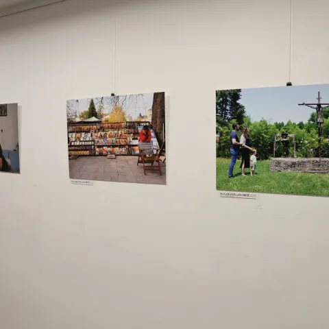 MOSTAR, 7. listopada (FENA) - U galeriji Kraljice Katarine Kosače otvorena je izložba fotografija Ilije Orkića pod nazivom ''Ljudi.'' Izložba donosi retrospektivu autorovih radova tijekom posljednih 30 godina, s prikazima iz svakodnevnog života. (Foto FENA/ES)