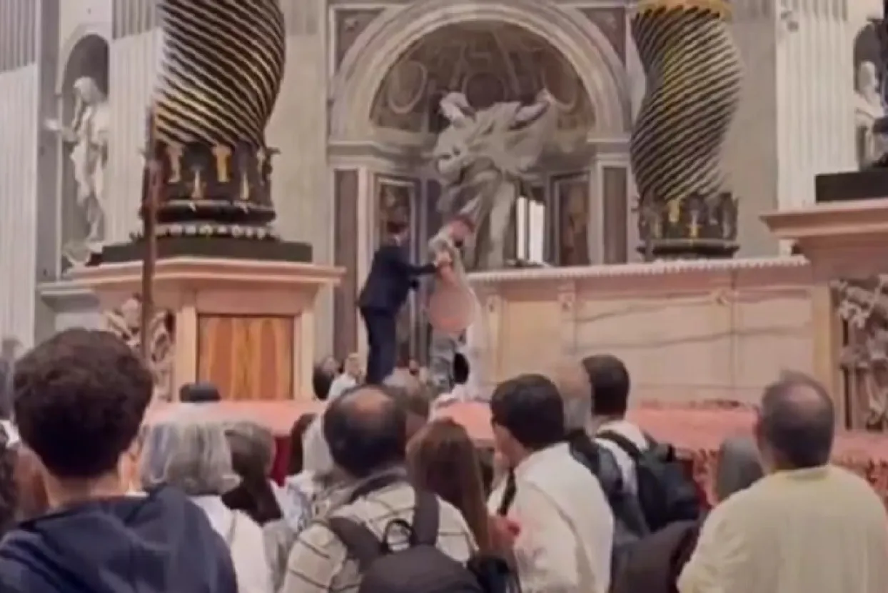 Šok među vjernicima u Vatikanu: Muškarac mokrio po oltaru u Bazilici sv. Petra