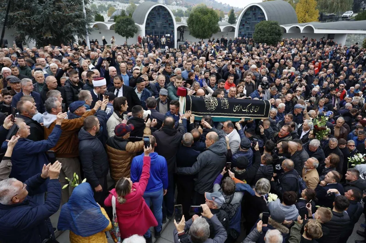 SARAJEVO, 13. oktobra (FENA) - Legendarni boasnkohercegovaДЌki muziДЌar Halid BeЕЎliД‡ ukopan je danas na groblju вЂћBareвЂњ u Sarajevu uz prisustvo velikog broja graД'ana, ДЌlanova BeЕЎliД‡eve porodice i prijatelja, kao i javnih liДЌnosti iz cijelog regiona. (Foto FENA/Almir RaziД‡).