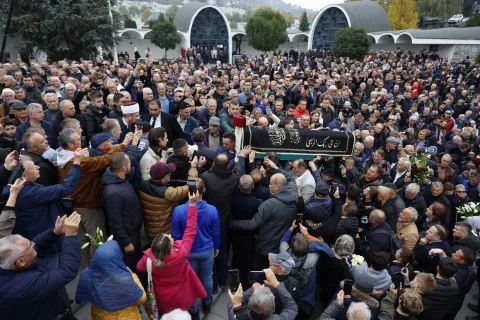 SARAJEVO, 13. oktobra (FENA) - Legendarni boasnkohercegovaДЌki muziДЌar Halid BeЕЎliД‡ ukopan je danas na groblju вЂћBareвЂњ u Sarajevu uz prisustvo velikog broja graД'ana, ДЌlanova BeЕЎliД‡eve porodice i prijatelja, kao i javnih liДЌnosti iz cijelog regiona. (Foto FENA/Almir RaziД‡).