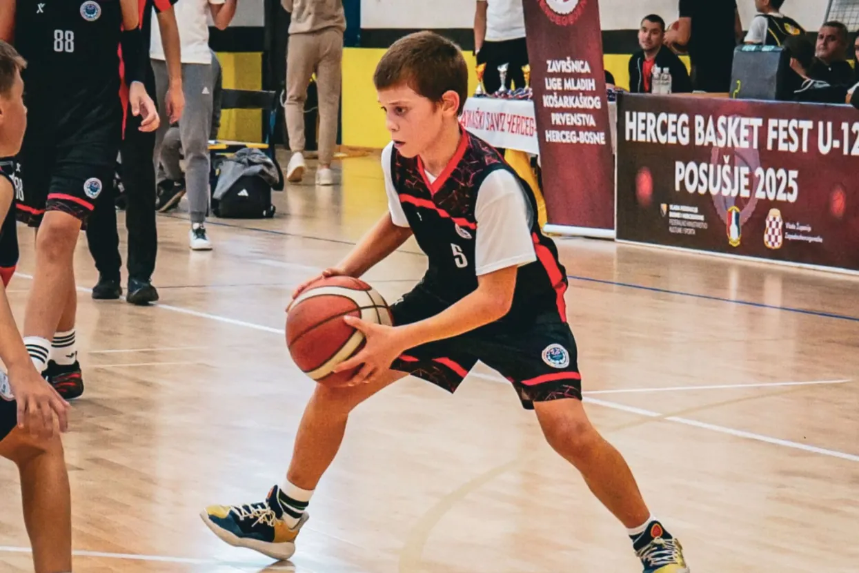 POSUŠJE, 13. listopada (FENA) – Posušje je protekle subote bilo domaćin Festivala košarke "HB FEST U-12", koji je u sklopu projekta "Mala košarka – veliki snovi" okupio više od 350 djevojčica i dječaka do 12 godina iz 25 klubova članova Košarkaškog saveza Herceg-Bosne. (Foto/ Košarkaški savez Herceg-Bosne)