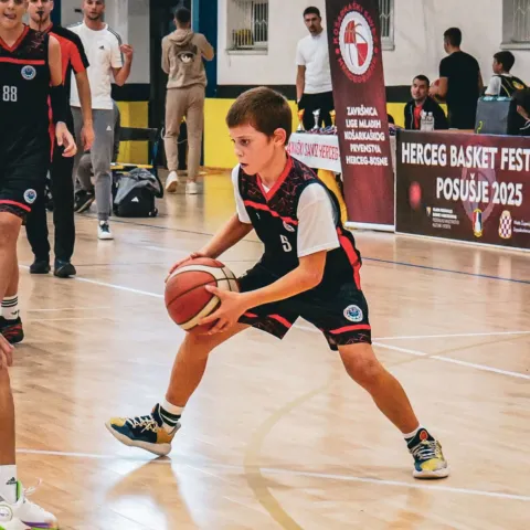 POSU&Scaron;JE, 13. listopada (FENA) &ndash; Posu&scaron;je je protekle subote bilo domaćin Festivala ko&scaron;arke "HB FEST U-12", koji je u sklopu projekta "Mala ko&scaron;arka &ndash; veliki snovi" okupio vi&scaron;e od 350 djevojčica i dječaka do 12 godina iz 25 klubova članova Ko&scaron;arka&scaron;kog saveza Herceg-Bosne. (Foto/ Ko&scaron;arka&scaron;ki savez Herceg-Bosne)