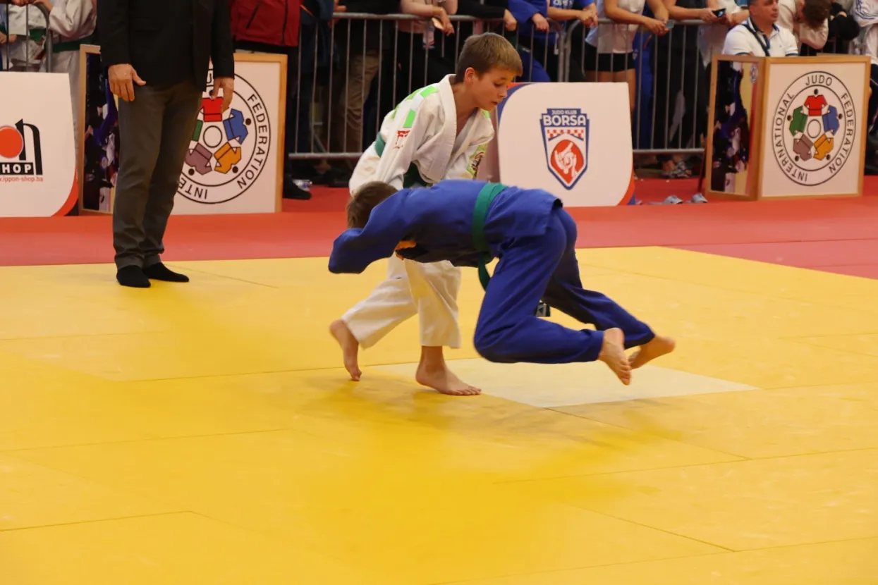 MOSTAR, 3. studenoga (FENA) – U Mostaru je u nedjelju svečano otvoreno ovogodišnje izdanje judo turnira Borsa Opena, najveće sportske manifestacije u Gradu na Neretvi na kojoj nastupa 1.153 natjecatelja iz 28 europskih država. (Foto FENA/ES)