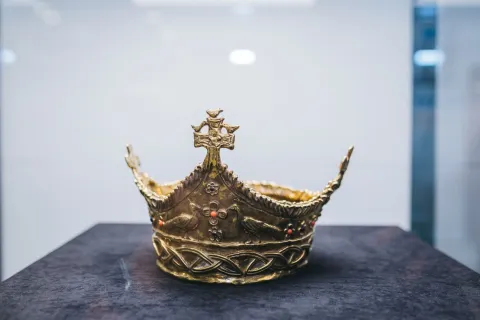 MOSTAR, 11. lipnja (FENA) – Na Filozofskom fakultetu Sveučilišta u Mostaru postavljena je izložba pod nazivom ''Duvno polje – kraljevsko prijestolje: suvremena interpretacija predaje o krunidbi kralja Tomislava'', koja ostaje otvorena do 19. lipnja. (Foto FENA/FF SUM)