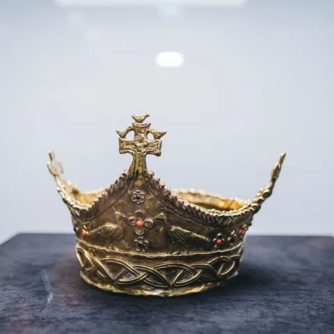 MOSTAR, 11. lipnja (FENA) – Na Filozofskom fakultetu Sveučilišta u Mostaru postavljena je izložba pod nazivom ''Duvno polje – kraljevsko prijestolje: suvremena interpretacija predaje o krunidbi kralja Tomislava'', koja ostaje otvorena do 19. lipnja. (Foto FENA/FF SUM)