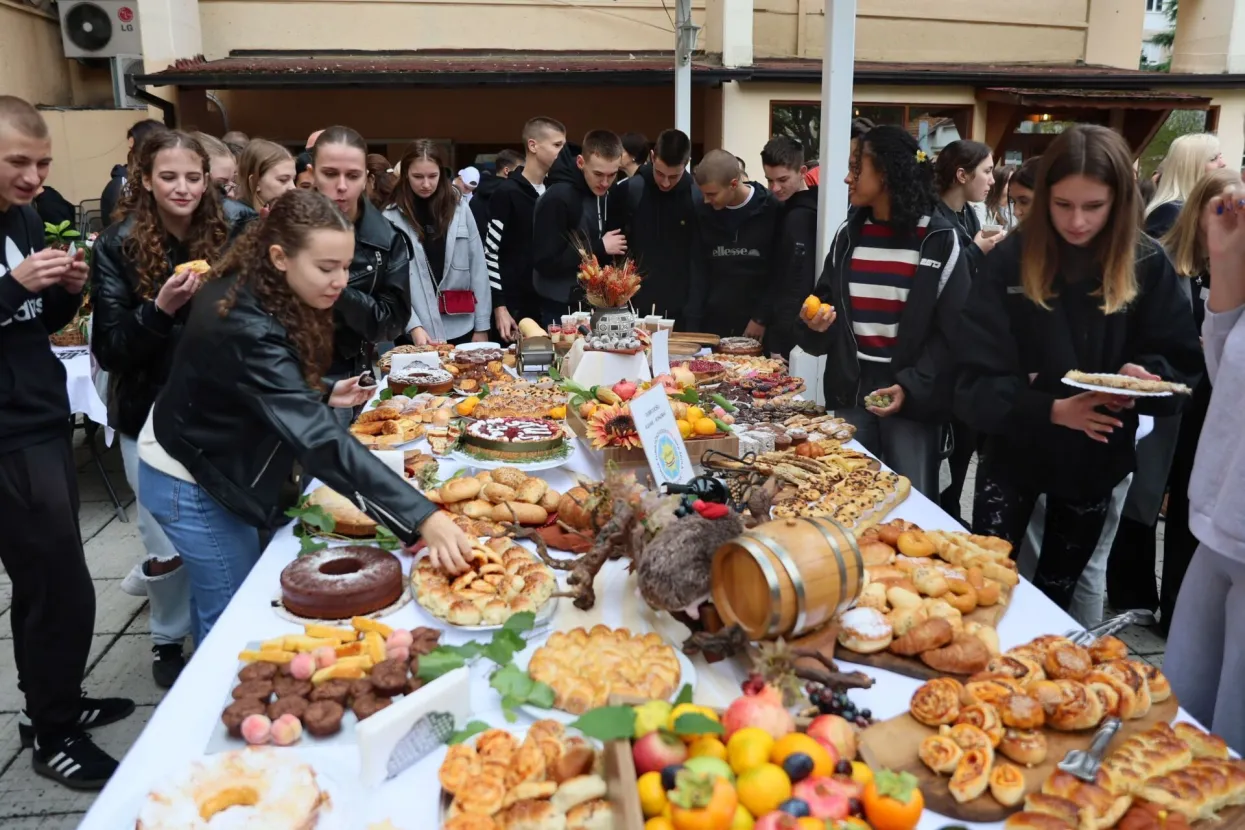 MOSTAR, 21. listopada (FENA) – Obilježavanje ''Dani kuhara, kruha i jabuka 2025'' upriličeno je ispred Srednje turističko-ugostiteljske škole Mostar. (Foto FENA/ES)
