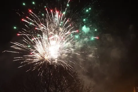 MOSTAR, 1. prosinca (FENA) – Uz spektakularan vatromet, Mostarce je sinoć u Novu 2025. godinu uveo Saša Kovačević, a vrhunski glazbeni program i euforična atmosfera privukla je tisuće turista iz regije koji su ispunili ulice Grada na Neretvi.(Foto FENA/Mario Obrdalj)