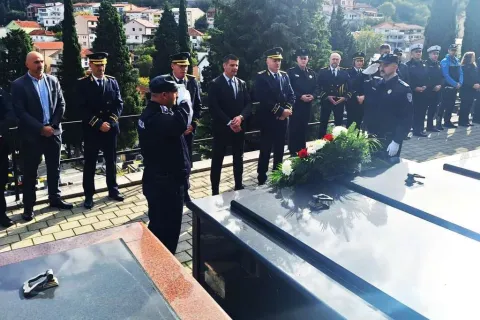 Položeno cvijeće i zapaljene svijeće na grobu Joze Leutara 