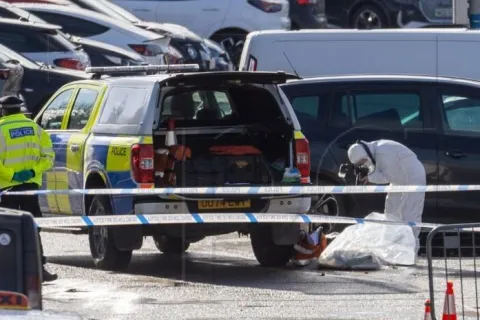 Dva Britanca osumnjičena za napad nožem u vlaku u Velikoj Britaniji