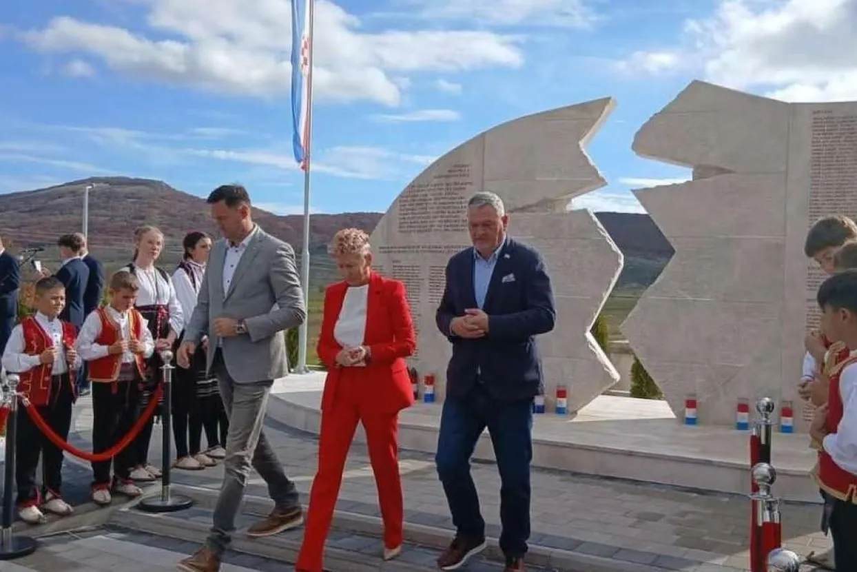 U Roškom Polju otvoren Park sa spomen-obilježjem poginulim hrvatskim braniteljima