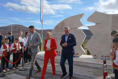 U Roškom Polju otvoren Park sa spomen-obilježjem poginulim hrvatskim braniteljima