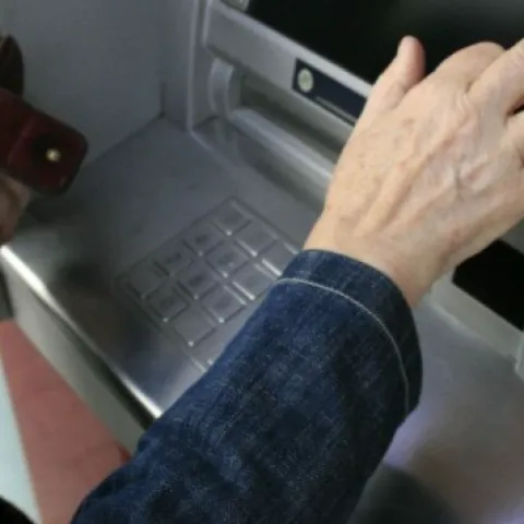 Lažne novčanice i u bankomatima: Bankovna službenica u Odžaku otkrila krivotvorene marke