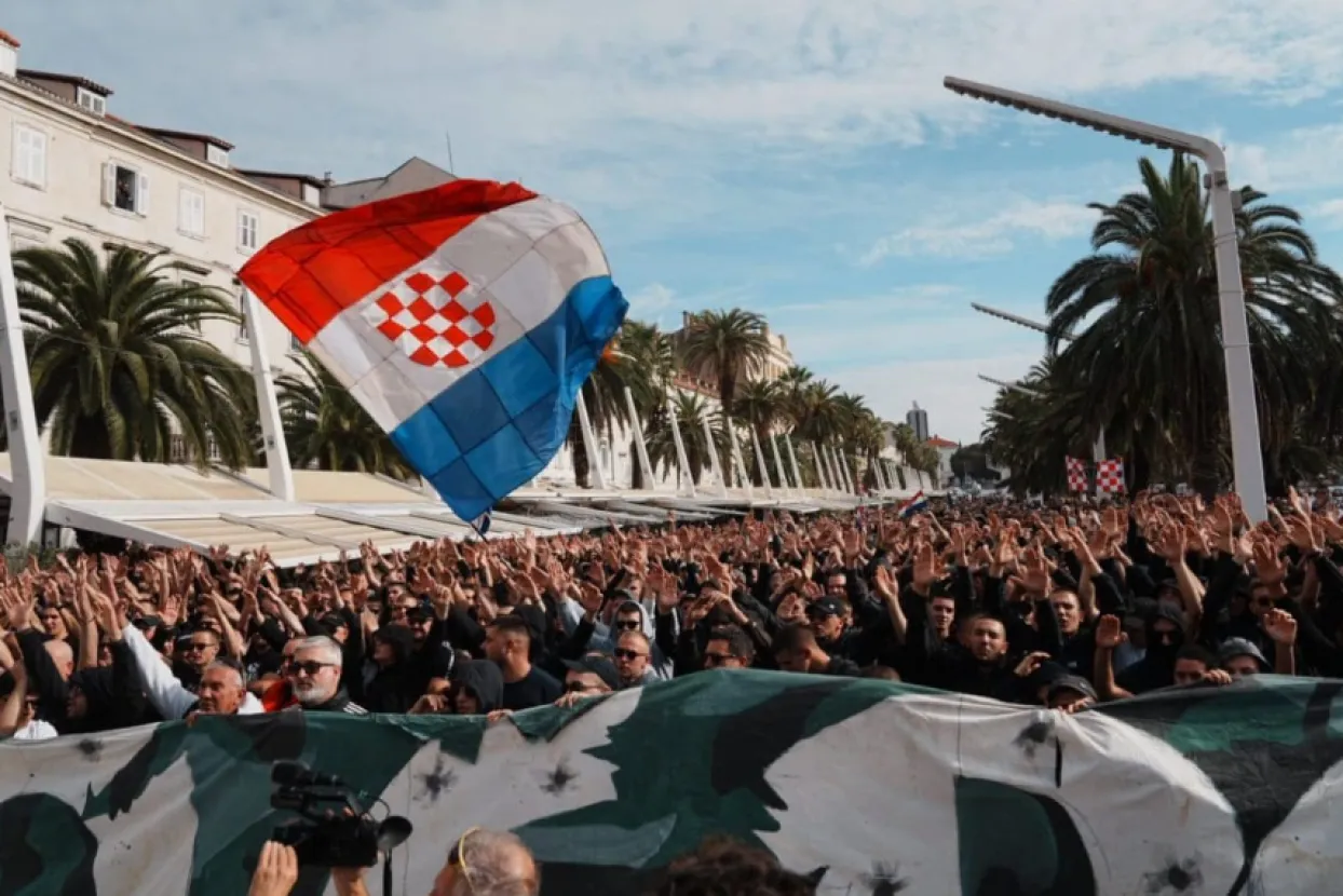 Tisuće ljudi na prosvjedu Torcide i braniteljskih udruga