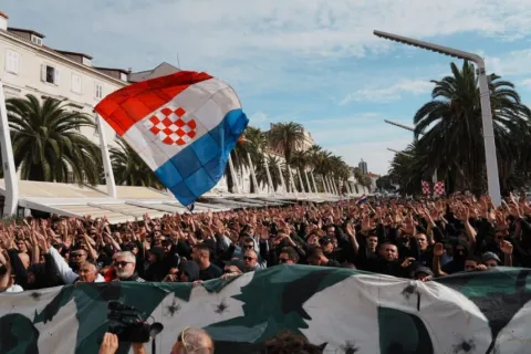 Tisuće ljudi na prosvjedu Torcide i braniteljskih udruga