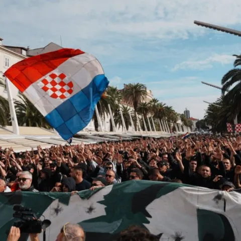 Tisuće ljudi na prosvjedu Torcide i braniteljskih udruga