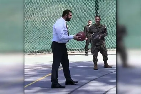 Američki generali igraju košarku s dojučer zakletim neprijateljem 