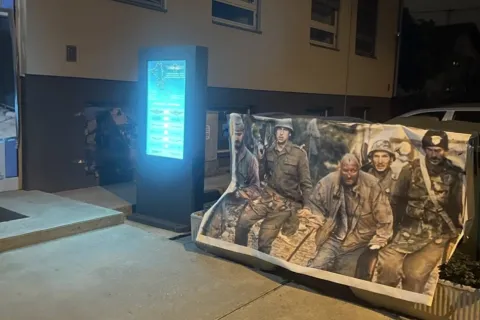 BBB oblijepili zgradu ZVO-a ovim fotografijama