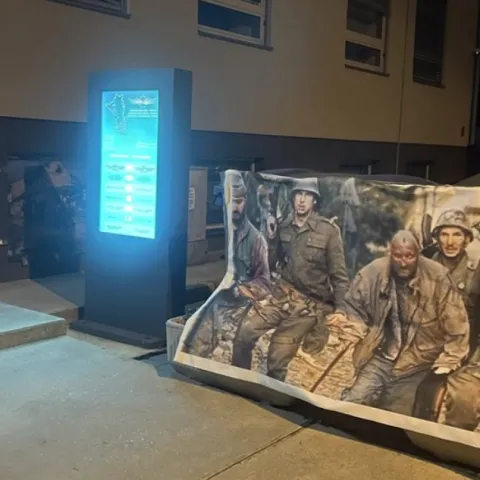 BBB oblijepili zgradu ZVO-a ovim fotografijama