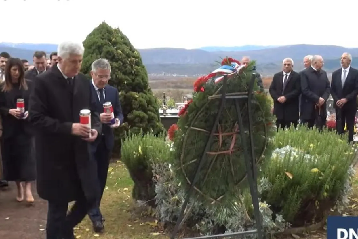 U Grudama položeni vijenaci na grob prvog predsjednika Mate Bobana