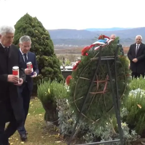 U Grudama položeni vijenaci na grob prvog predsjednika Mate Bobana