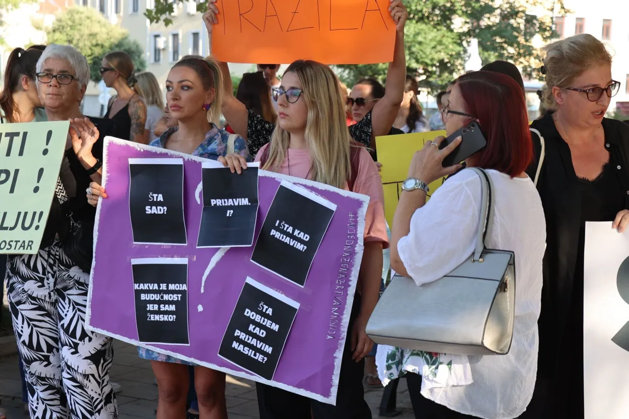 MOSTAR, 14. kolovoza (FENA) вЂ" U Mostaru je veДЌeras odrЕѕan mirni prosvjedni skup kojim se skrenula paЕѕnja javnosti na problem femicida, nasilju nad Еѕenama. TakoД'er, izneseni su zahtjevi upuД‡eni svim nositeljima vlasti, kako na lokalnoj i Еѕupanijskoj, tako i na drЕѕavnoj razini.(Foto FENA/Branka Soldo)