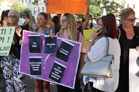MOSTAR, 14. kolovoza (FENA) вЂ" U Mostaru je veДЌeras odrЕѕan mirni prosvjedni skup kojim se skrenula paЕѕnja javnosti na problem femicida, nasilju nad Еѕenama. TakoД'er, izneseni su zahtjevi upuД‡eni svim nositeljima vlasti, kako na lokalnoj i Еѕupanijskoj, tako i na drЕѕavnoj razini.(Foto FENA/Branka Soldo)