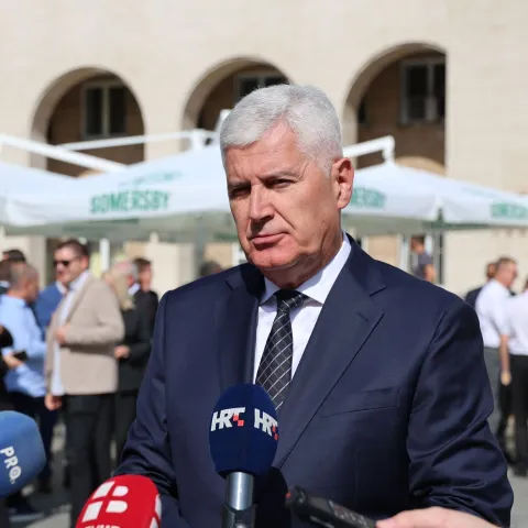 MOSTAR, 22. kolovoza (FENA) - Polaganjem vijenaca i odavanjem počasti svim hrvatskim braniteljima kod spomenika ispred Hrvatskog doma hercega Stjepana Kosače u Mostaru je u četvrtak obilježena 32. obljetnica osnivanja Hrvatske Republike Herceg-Bosne.(Foto FENA/Branka Soldo)