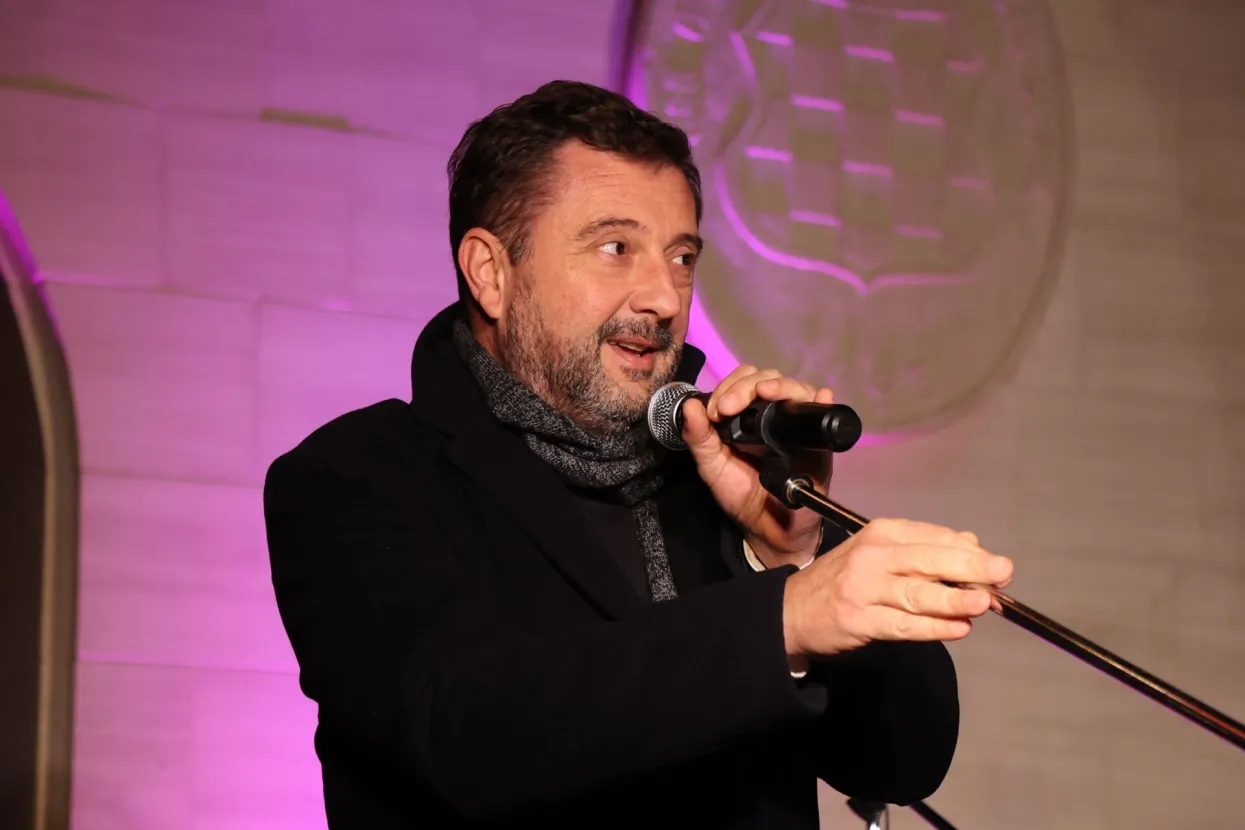 MOSTAR, 30. studenoga (FENA) - Svečano paljenje prve adventske svijeće u Mostaru(Foto FENA/Branka Soldo) 