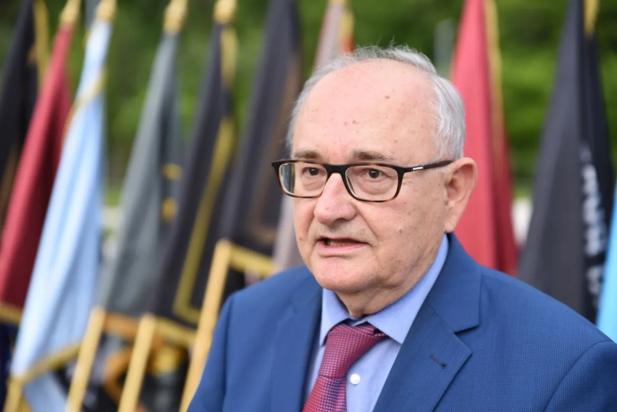 ŠIROKI BRIJEG, 7. svibnja (FENA) - Polaganjem vijenaca i paljenjem svijeća na Trgu širokobrijeških žrtava, te svečanim mimohodom s ratnim zastavama u utorak je u ovom gradu obilježen Dan širokobrijeških branitelja i 33. obljetnica zaustavljanja tenkova agresorske Jugoslavenske narodne armije (JNA). (Foto FENA/Denis Leko)