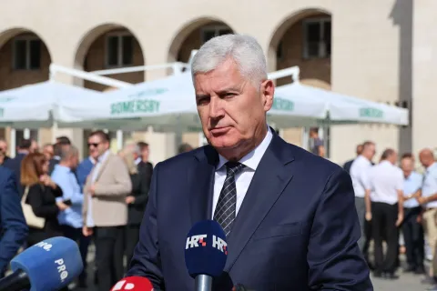 MOSTAR, 22. kolovoza (FENA) - Polaganjem vijenaca i odavanjem počasti svim hrvatskim braniteljima kod spomenika ispred Hrvatskog doma hercega Stjepana Kosače u Mostaru je u četvrtak obilježena 32. obljetnica osnivanja Hrvatske Republike Herceg-Bosne.(Foto FENA/Branka Soldo)