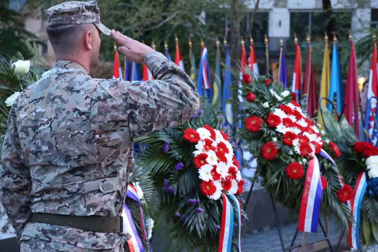 MOSTAR, 8. travanj (FENA) &ndash; Svetom misom, svečanim mimohodom te polaganjem vijenaca ispred sredi&scaron;njeg spomen obilježja ispred Hrvatskog doma herceg Stjepana Kosače u Mostaru u ponedjeljak je zavr&scaron;eno obilježavanje 32. godi&scaron;njice osnivanja Hrvatskog vijeća obrane (HVO).(Foto FENA/Branka Soldo) 