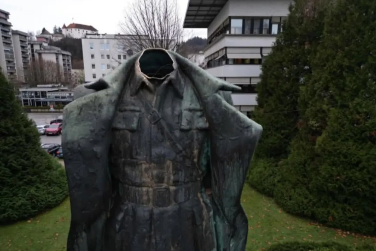 Muškarac skinuo glavu s kipa komunističkog diktatora Tita