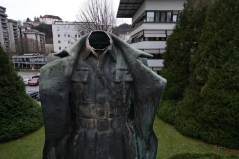 Muškarac skinuo glavu s kipa komunističkog diktatora Tita