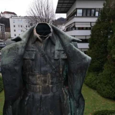 Muškarac skinuo glavu s kipa komunističkog diktatora Tita