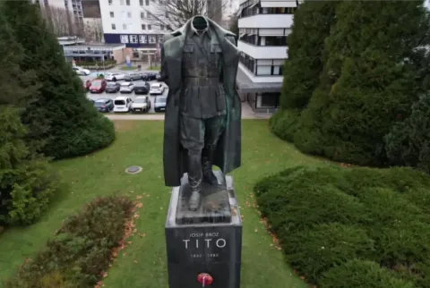 Muškarac skinuo glavu s kipa komunističkog diktatora Tita