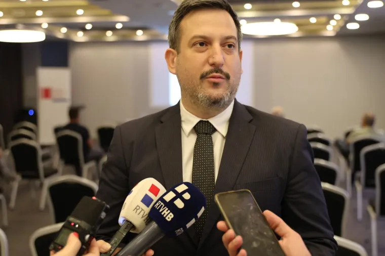 MOSTAR, 18. lipnja (FENA) &ndash; U sklopu manifestacije "Dani Hrvatske akademije za znanost i umjetnost u BiH" u srijedu večer je dekan Filozofskog fakulteta Sveučili&scaron;ta u Mostaru (FFMO SUM) Dražen Barbarić održao tribinu u povodu 150. obljetnice Hercegovačkog ustanka 1875. &ndash; 2025.(Foto FENA /Mario Obrdalj)