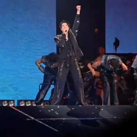 Roboti na koncertu popularnog kineskog pjevača Wang Leehoma