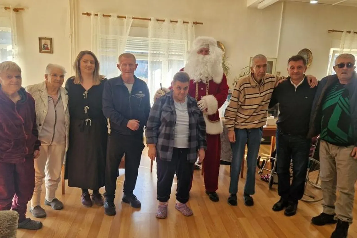 Kordić s Djedom Božićnjakom donio blagdansku toplinu u domove za starije u Mostaru