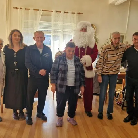 Kordić s Djedom Božićnjakom donio blagdansku toplinu u domove za starije u Mostaru