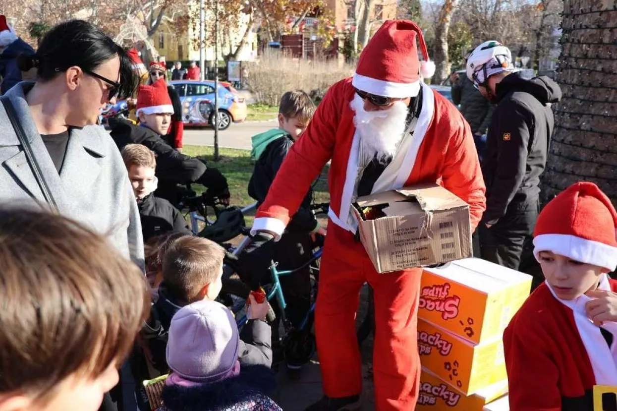 Velik broj Djedova Božićnjaka na biciklima pro&scaron;ao mostarskim ulicama i poklonima razveselio najmlađe