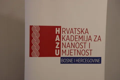 MOSTAR, 18. lipnja (FENA) &ndash; U sklopu manifestacije "Dani Hrvatske akademije za znanost i umjetnost u BiH" u srijedu večer je dekan Filozofskog fakulteta Sveučili&scaron;ta u Mostaru (FFMO SUM) Dražen Barbarić održao tribinu u povodu 150. obljetnice Hercegovačkog ustanka 1875. &ndash; 2025.(Foto FENA /Mario Obrdalj)