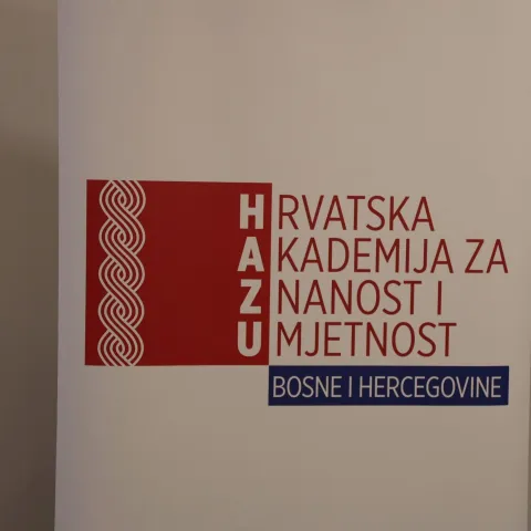 MOSTAR, 18. lipnja (FENA) &ndash; U sklopu manifestacije "Dani Hrvatske akademije za znanost i umjetnost u BiH" u srijedu večer je dekan Filozofskog fakulteta Sveučili&scaron;ta u Mostaru (FFMO SUM) Dražen Barbarić održao tribinu u povodu 150. obljetnice Hercegovačkog ustanka 1875. &ndash; 2025.(Foto FENA /Mario Obrdalj)