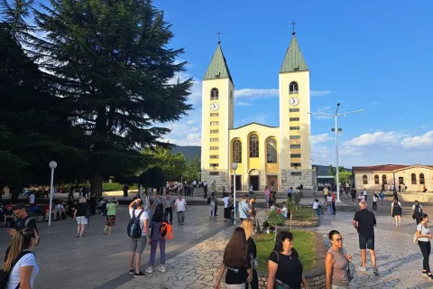 MEДђUGORJE, 25. juna (FENA) - Desetci hiljada vjernika iz svih krajeva svijeta proslavljaju danas 43. godiЕЎnjicu Gospinih ukazanja u MoД'ugorju, koje je jedno od od najveД&Dagger;ih hodoДЌasniДЌkih odrediЕЎta u svijetu.(Foto FENA/Zorana PavkoviД&Dagger;)