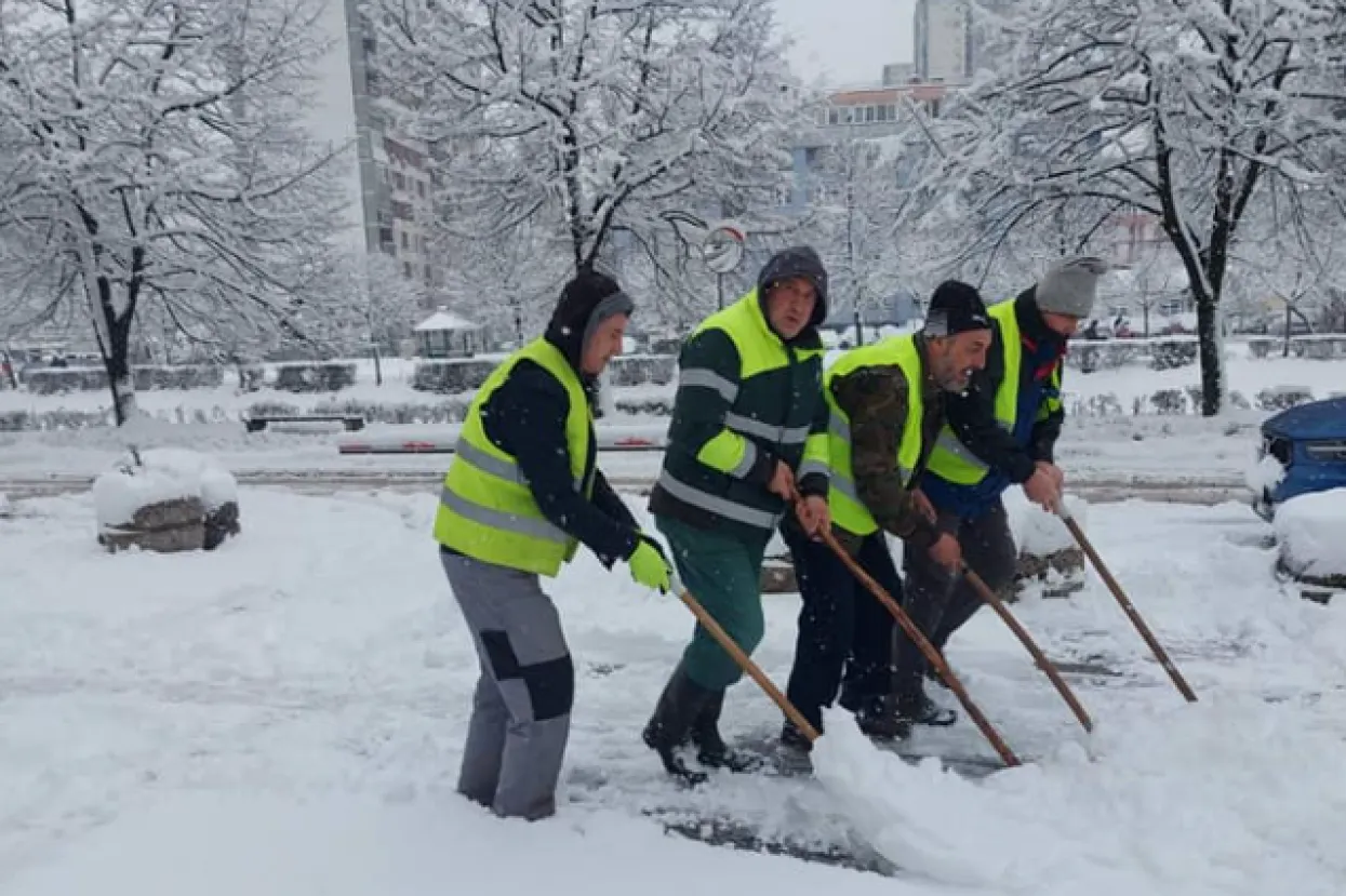 Či&scaron;ćenje snijega (Ilustracija)