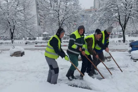 Či&scaron;ćenje snijega (Ilustracija)