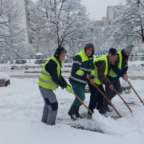 Či&scaron;ćenje snijega (Ilustracija)