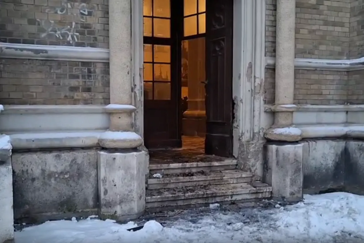 Zapaljena vrata crkve u Novom Sadu